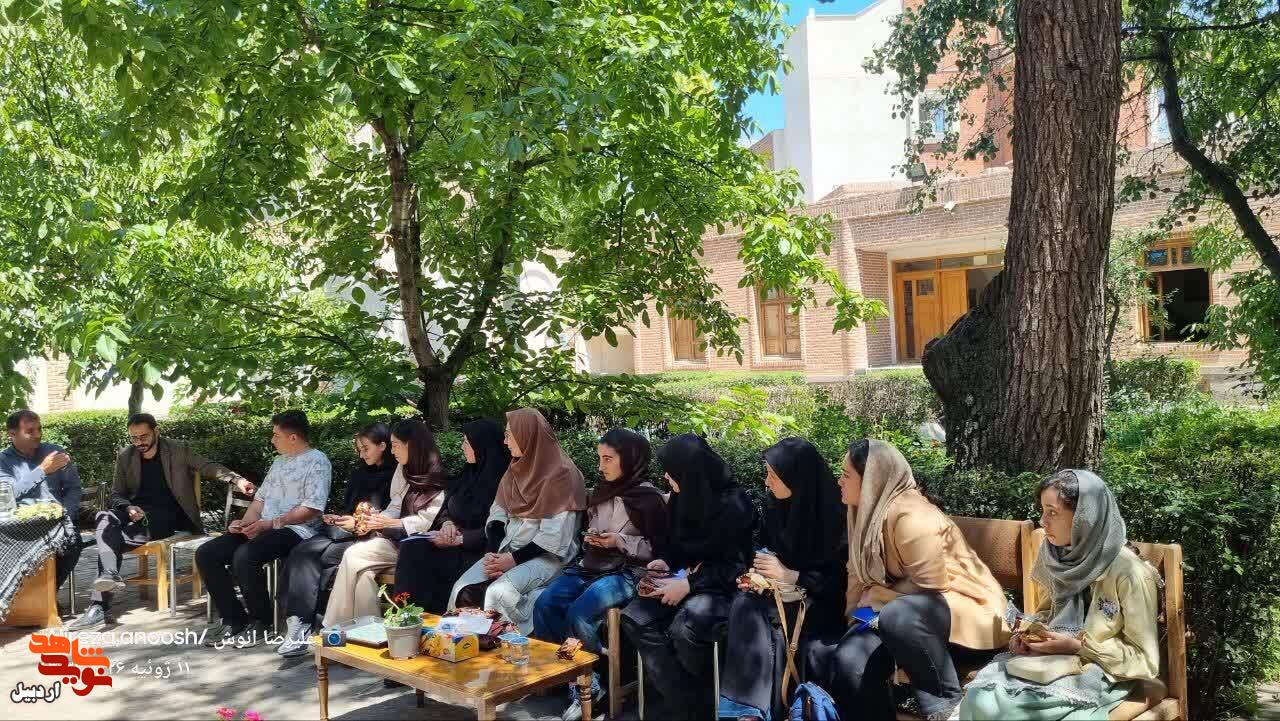 محفل شعرخوانی و نقد و بررسی آثار شاعران نوجوان در موزه شهدای اردبیل محفل شعرخوانی و نقد و بررسی آثار شاعران نوجوان در موزه شهدای اردبیل