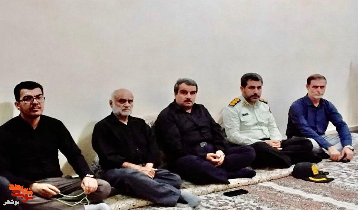 تجلیل مدیرکل بنیاد شهید بوشهر از خانواده شهید اقتدار حمیدرضا دهقانی تجلیل مدیرکل بنیاد شهید بوشهر از خانواده شهید اقتدار حمیدرضا دهقانی