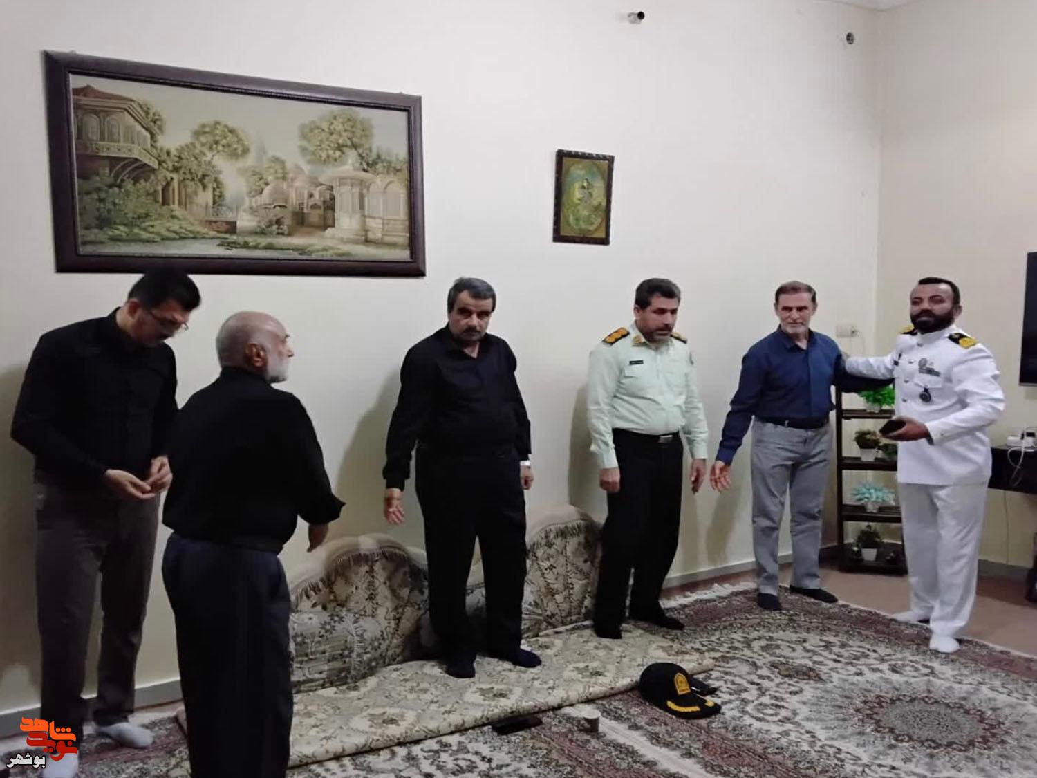 تجلیل مدیرکل بنیاد شهید بوشهر از خانواده شهید اقتدار حمیدرضا دهقانی تجلیل مدیرکل بنیاد شهید بوشهر از خانواده شهید اقتدار حمیدرضا دهقانی