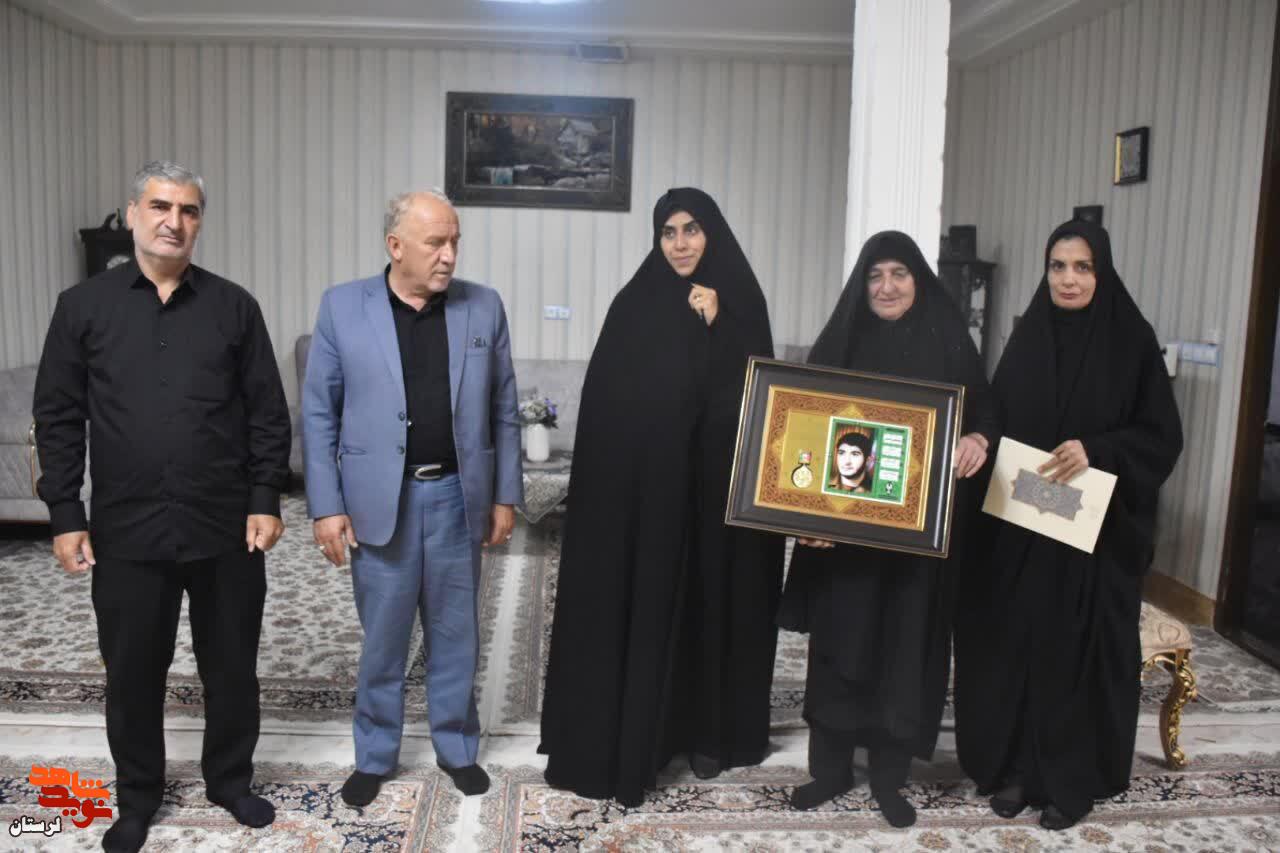 از مادر شهید غریب اسارت «مصطفی مدهنی» تجلیل شد از مادر شهید غریب اسارت «مصطفی مدهنی» تجلیل شد