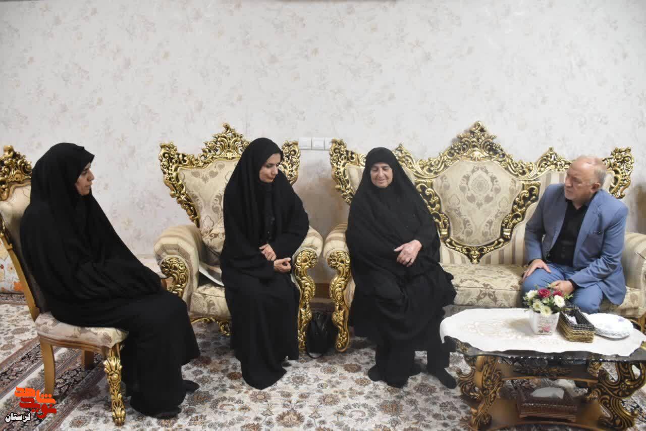 از مادر شهید غریب اسارت «مصطفی مدهنی» تجلیل شد از مادر شهید غریب اسارت «مصطفی مدهنی» تجلیل شد