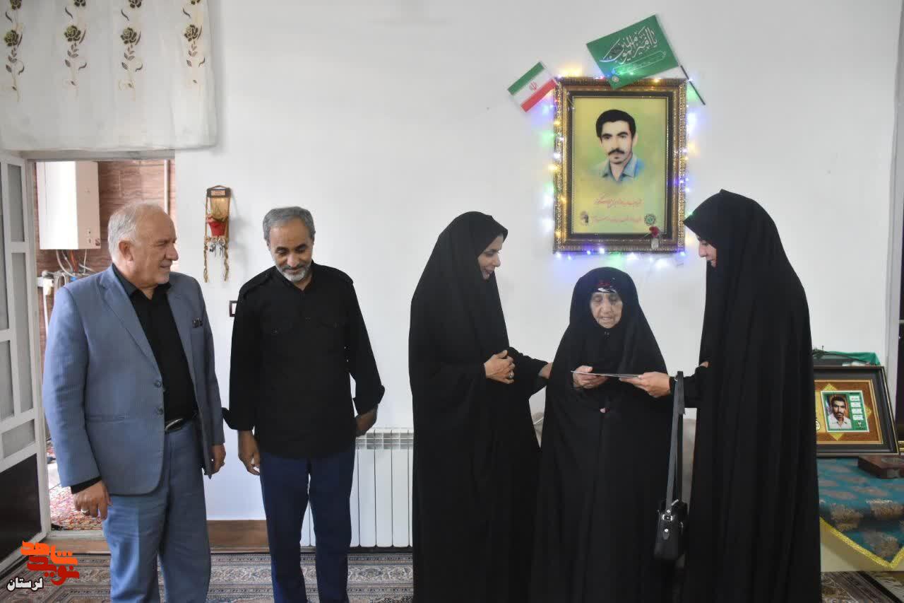تجلیل از مادر شهید غریب بی نشان در سالروز شهادتش فرزندش تجلیل از مادر شهید غریب بی نشان در سالروز شهادتش فرزندش