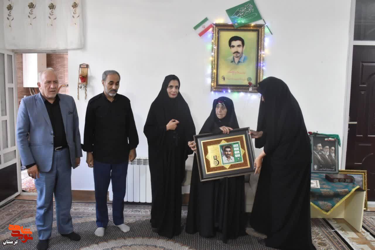 تجلیل از مادر شهید غریب بی نشان در سالروز شهادتش فرزندش تجلیل از مادر شهید غریب بی نشان در سالروز شهادتش فرزندش