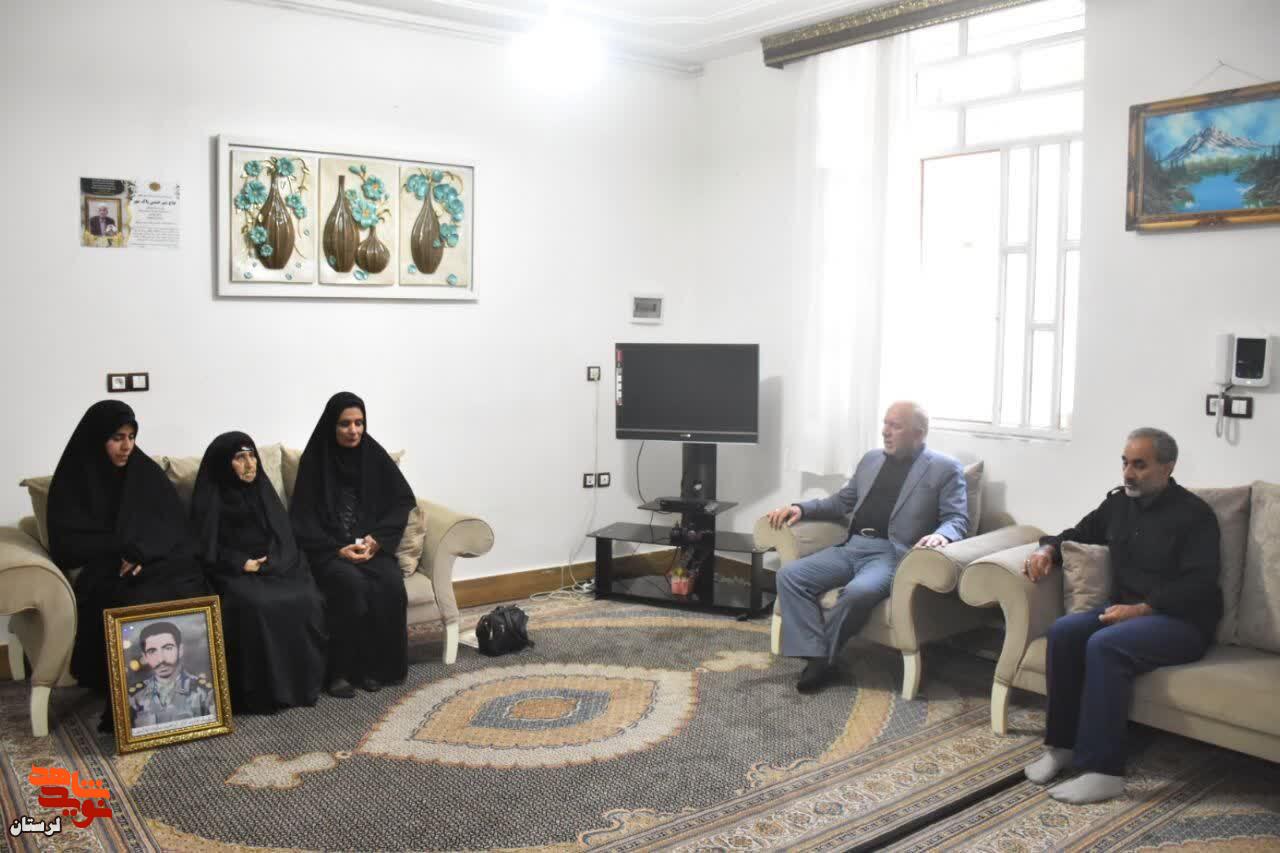 تجلیل از مادر شهید غریب بی نشان در سالروز شهادتش فرزندش تجلیل از مادر شهید غریب بی نشان در سالروز شهادتش فرزندش