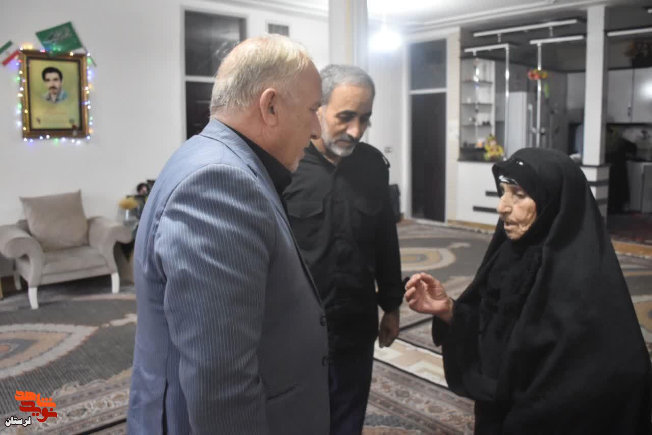 تجلیل از مادر شهید غریب بی نشان در سالروز شهادتش فرزندش تجلیل از مادر شهید غریب بی نشان در سالروز شهادتش فرزندش