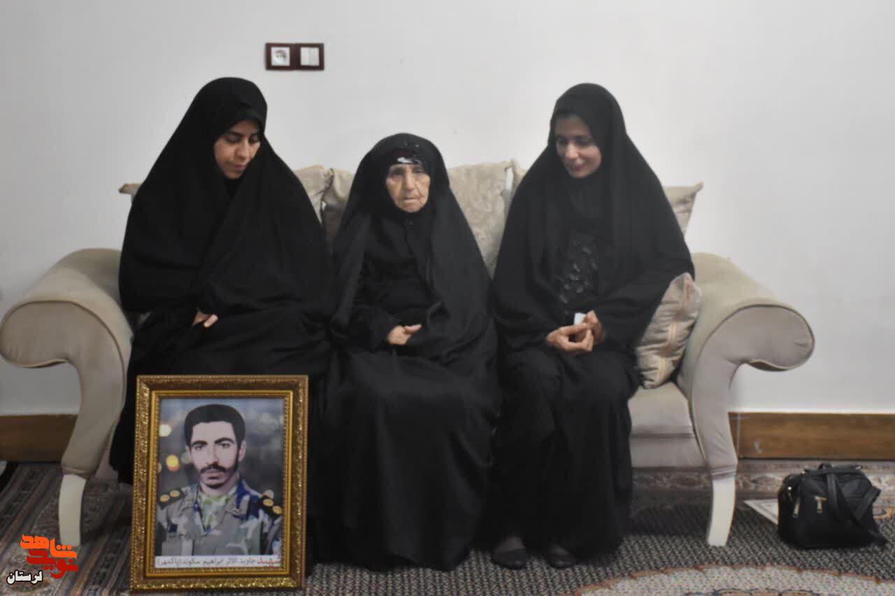 تجلیل از مادر شهید غریب بی نشان در سالروز شهادتش فرزندش تجلیل از مادر شهید غریب بی نشان در سالروز شهادتش فرزندش