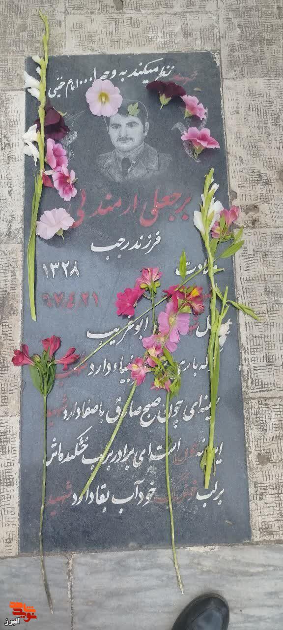 ادای احترام خادمان شهدای غریب به شهدای گلزار فشند + تصاویر