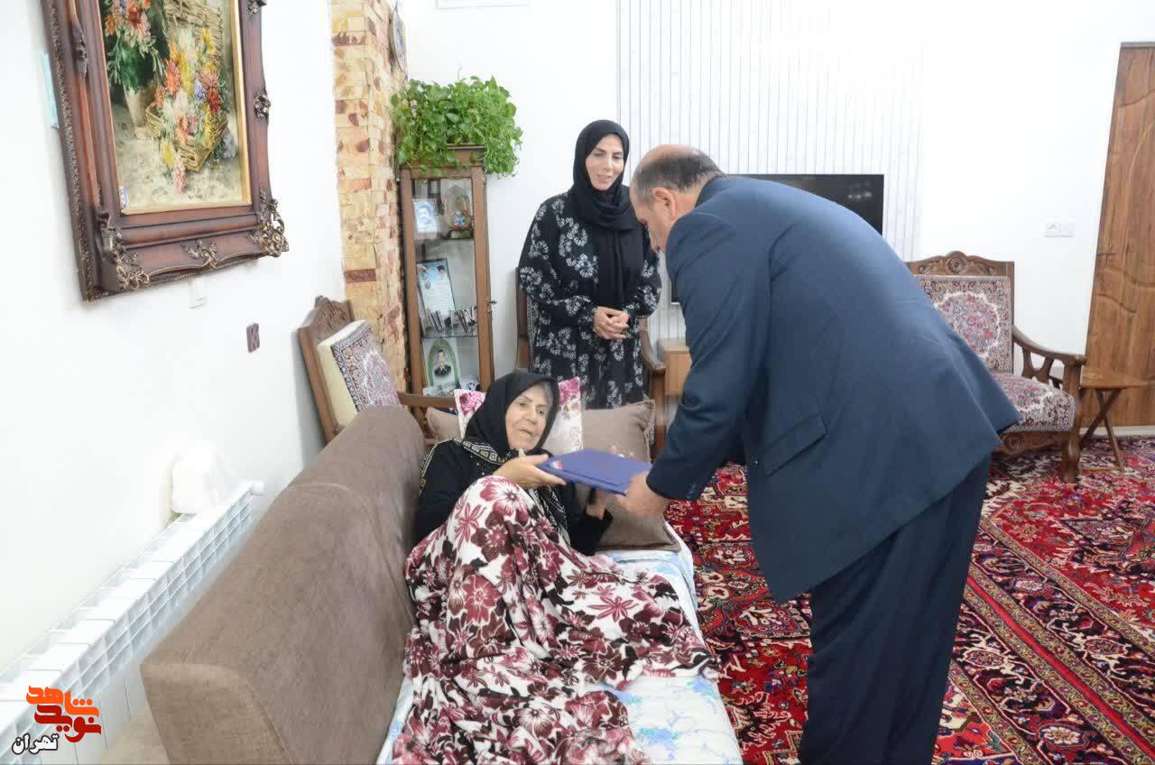 عیادت مدیرکل بنیاد شهید تهران بزرگ از همسر شهید سرافراز «رمضان احمدی»