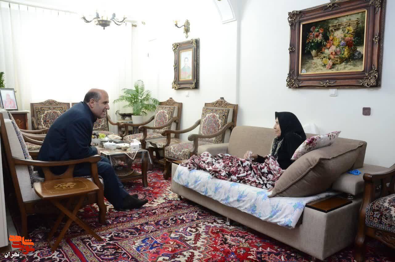 عیادت مدیرکل بنیاد شهید تهران بزرگ از همسر شهید سرافراز «رمضان احمدی»