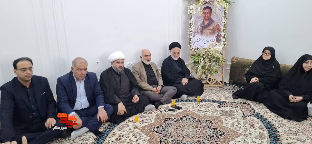 ادای احترام سخنگوی دولت و استاندار خوزستان به مقام شامخ شهدای گتوند ادای احترام سخنگوی دولت و استاندار خوزستان به مقام شامخ شهدای گتوند