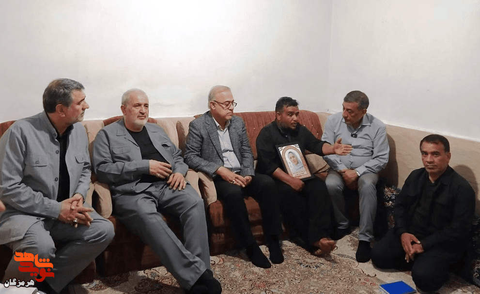 معاون اجرایی رئیس جمهور و وزیر نیرو با خانواده شهید حیدری دیدار کردند معاون اجرایی رئیس جمهور و وزیر نیرو با خانواده شهید حیدری دیدار کردند