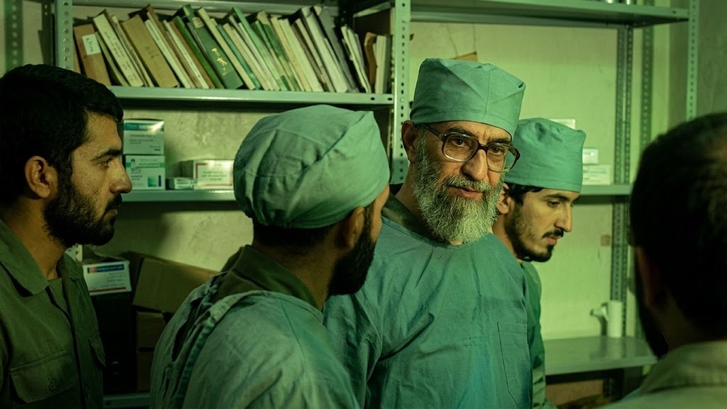 طبیب خط مقدم؛ روایتی از فرماندهی که طبیب جان بود طبیب خط مقدم؛ روایتی از فرماندهی که طبیب جان بود