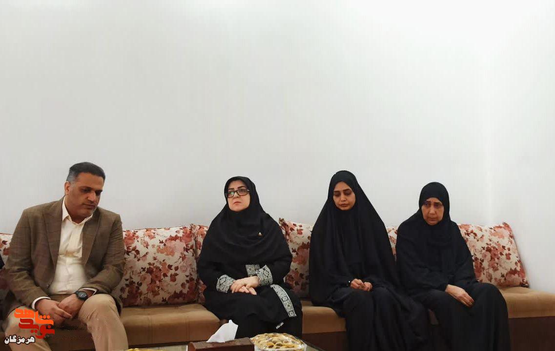 دیدار سخنگوی دولت با خانواده شهید مهندس «نوح مهدوی» در هرمزگان دیدار سخنگوی دولت با خانواده شهید مهندس «نوح مهدوی» در هرمزگان