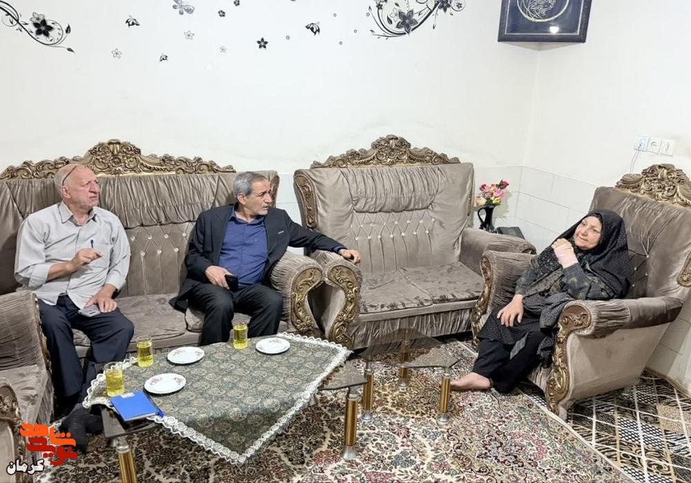 مدیرکل بنیاد شهید کرمان با خانواده چهار شهید والامقام شهر کرمان دیدار کرد مدیرکل بنیاد شهید کرمان با خانواده چهار شهید والامقام شهر کرمان دیدار کرد