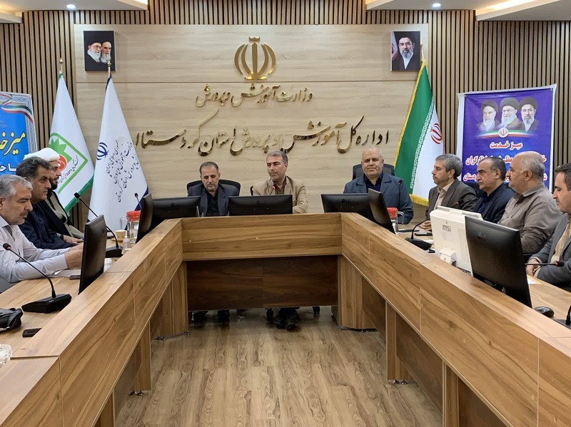 میز خدمت بنیاد شهید و آموزش و پرورش کردستان برای تکریم خانواده‌های شاهد و ایثارگر برگزار شد
