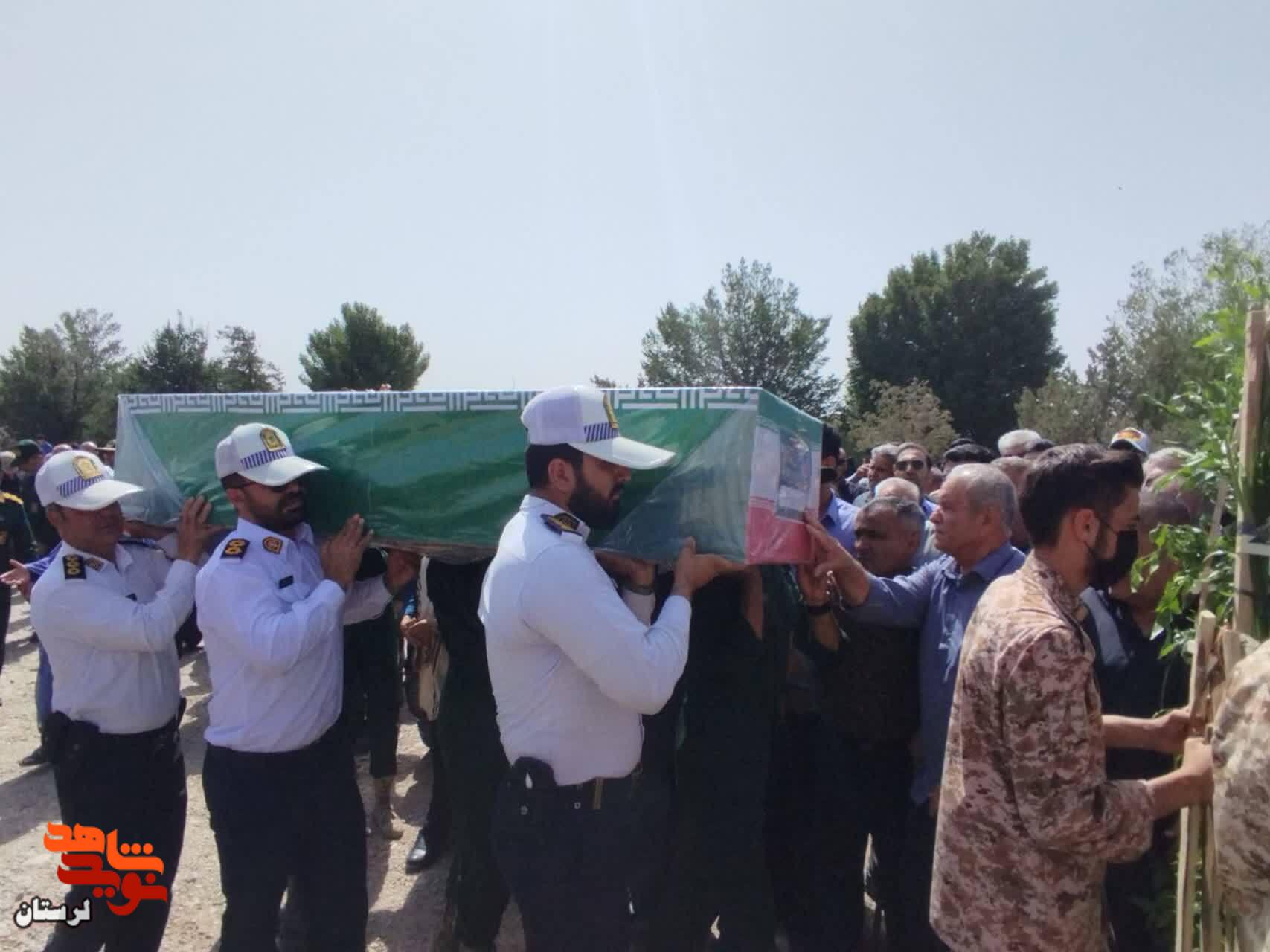 پیکر شهید «احسان ماهرو بختیاری» در گلزار شهدا دورود آرام گرفت پیکر شهید «احسان ماهرو بختیاری» در گلزار شهدا دورود آرام گرفت