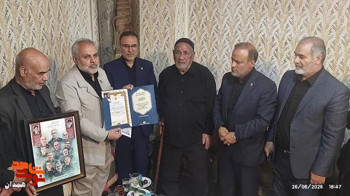مسئولان در منزل شهید «کاوس نیکخواه» گردهم آمدند
