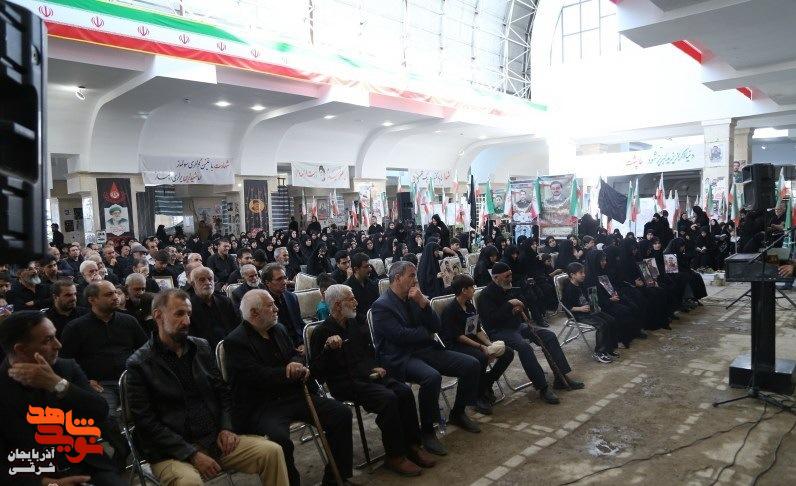 اهتزاز پرچم حرم امام حسین (ع) بر فراز گلزار شهدای وادی رحمت تبریز