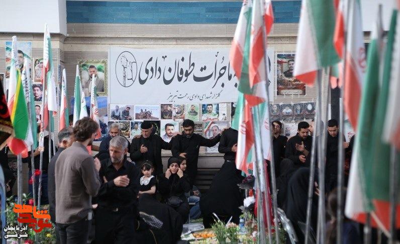 اهتزاز پرچم حرم امام حسین (ع) بر فراز گلزار شهدای وادی رحمت تبریز