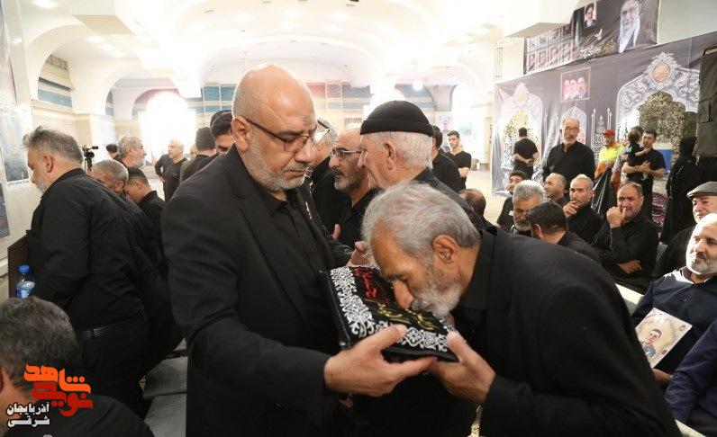 اهتزاز پرچم حرم امام حسین (ع) بر فراز گلزار شهدای وادی رحمت تبریز