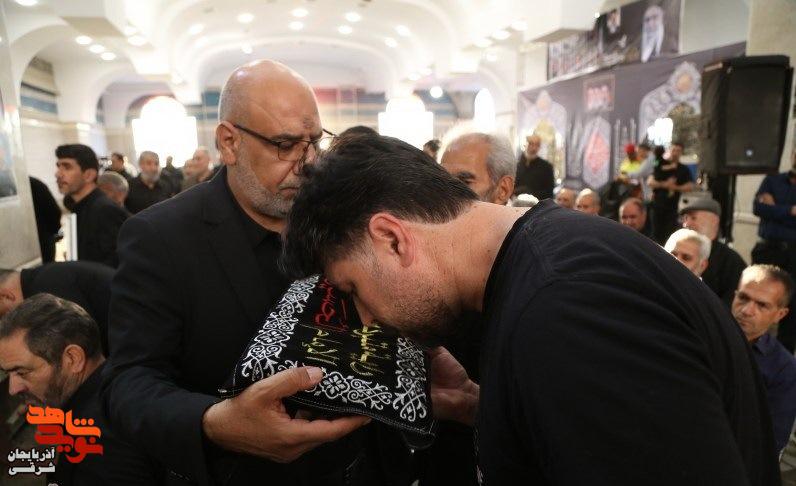 اهتزاز پرچم حرم امام حسین (ع) بر فراز گلزار شهدای وادی رحمت تبریز