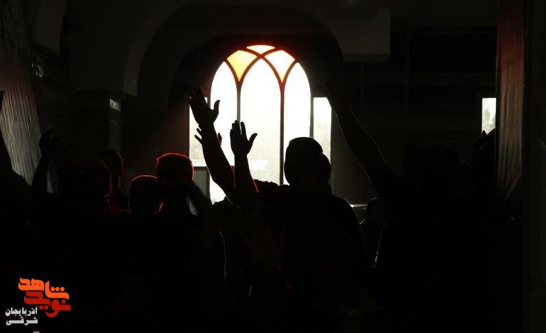اهتزاز پرچم حرم امام حسین (ع) بر فراز گلزار شهدای وادی رحمت تبریز