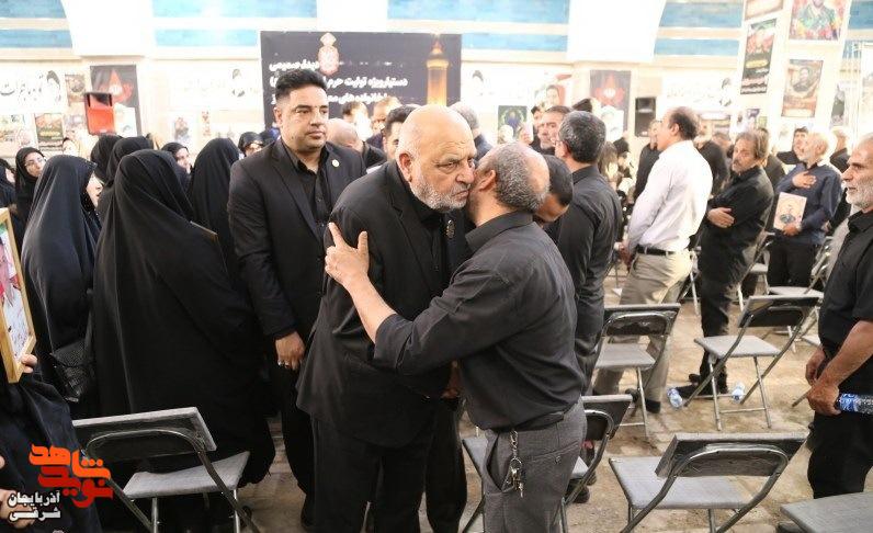 اهتزاز پرچم حرم امام حسین (ع) بر فراز گلزار شهدای وادی رحمت تبریز
