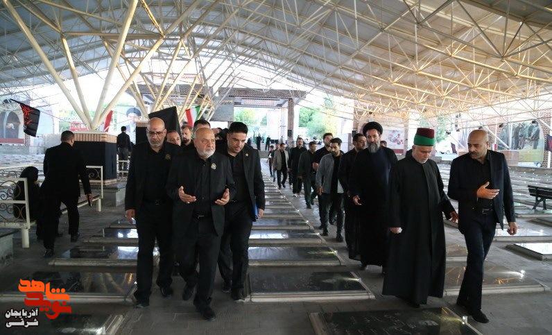 اهتزاز پرچم حرم امام حسین (ع) بر فراز گلزار شهدای وادی رحمت تبریز