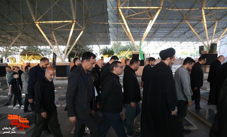 اهتزاز پرچم حرم امام حسین (ع) بر فراز گلزار شهدای وادی رحمت تبریز