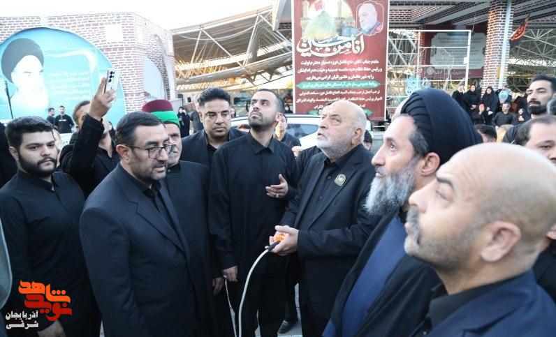 اهتزاز پرچم حرم امام حسین (ع) بر فراز گلزار شهدای وادی رحمت تبریز