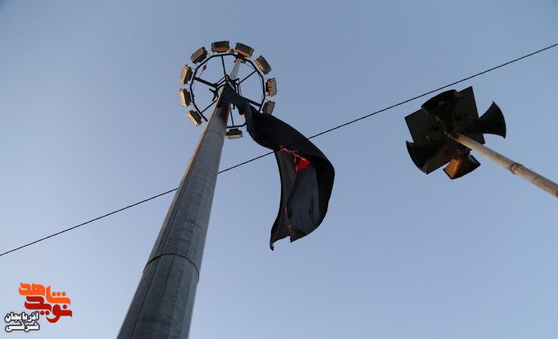 اهتزاز پرچم حرم امام حسین (ع) بر فراز گلزار شهدای وادی رحمت تبریز