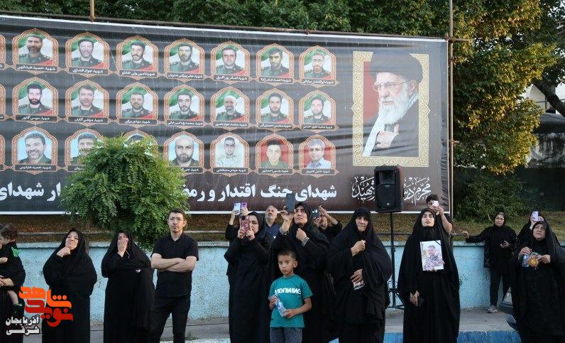اهتزاز پرچم حرم امام حسین (ع) بر فراز گلزار شهدای وادی رحمت تبریز