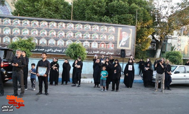 اهتزاز پرچم حرم امام حسین (ع) بر فراز گلزار شهدای وادی رحمت تبریز