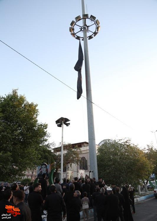 اهتزاز پرچم حرم امام حسین (ع) بر فراز گلزار شهدای وادی رحمت تبریز
