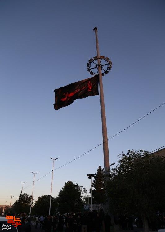 اهتزاز پرچم حرم امام حسین (ع) بر فراز گلزار شهدای وادی رحمت تبریز