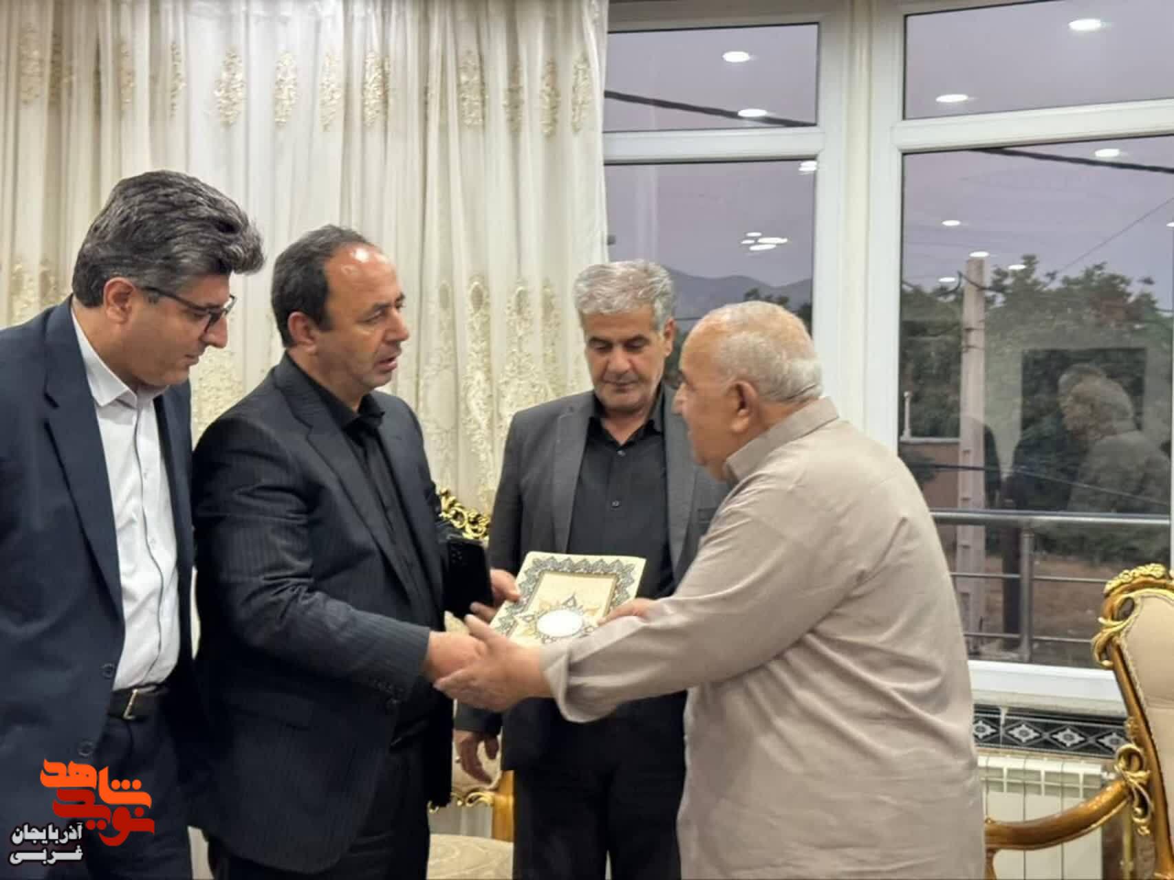 دیدار مدیرکل بنیاد شهید و امورایثارگران آذربایجان غربی با خانواده شهدا در میرآباد