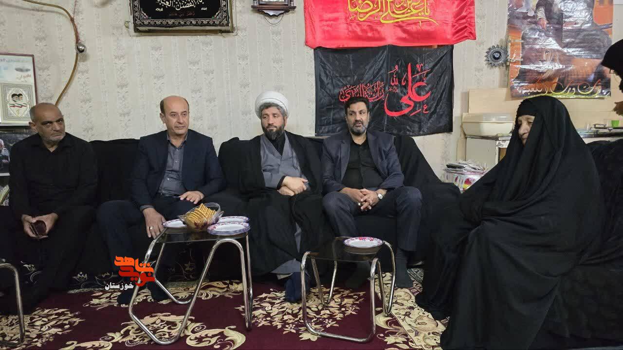 دیدار مدیرکل بنیاد شهید خوزستان با مادر شهید «منصور حمید» در اهواز