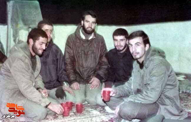 چای تازهدم در لیوانهای سرخ؛ قاب صمیمانه رزمندگان گردان علیبنابیطالب(ع) چای تازهدم در لیوانهای سرخ؛ قاب صمیمانه رزمندگان گردان علیبنابیطالب(ع)
