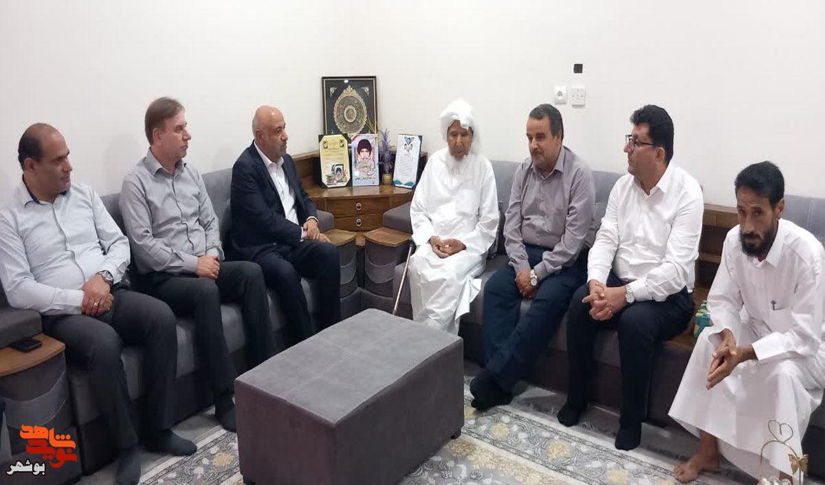 تکریم پدر شهید دفاع مقدس با حضور وزیر کار در بوشهر تکریم پدر شهید دفاع مقدس با حضور وزیر کار در بوشهر