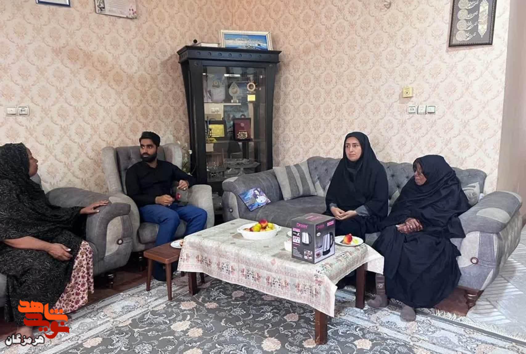 دیدار رئیس بنیاد شهید بندرعباس با مادر شهید «غلامعباس عفیفه» دیدار رئیس بنیاد شهید بندرعباس با مادر شهید «غلامعباس عفیفه»