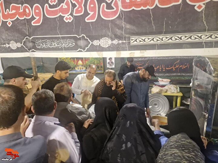 خادمان شهدای جنگ رمضان در دالاهو به زائران اربعین خدمت‌رسانی می‌کنند