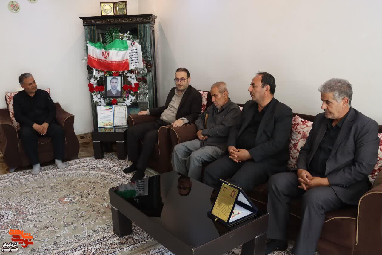 دیدار مدیرکل بنیاد شهید و امورایثارگران آذربایجان غربی با خانواده معظم شهید «دلشاد رشید» در اشنویه دیدار مدیرکل بنیاد شهید و امورایثارگران آذربایجان غربی با خانواده معظم شهید «دلشاد رشید» در اشنویه