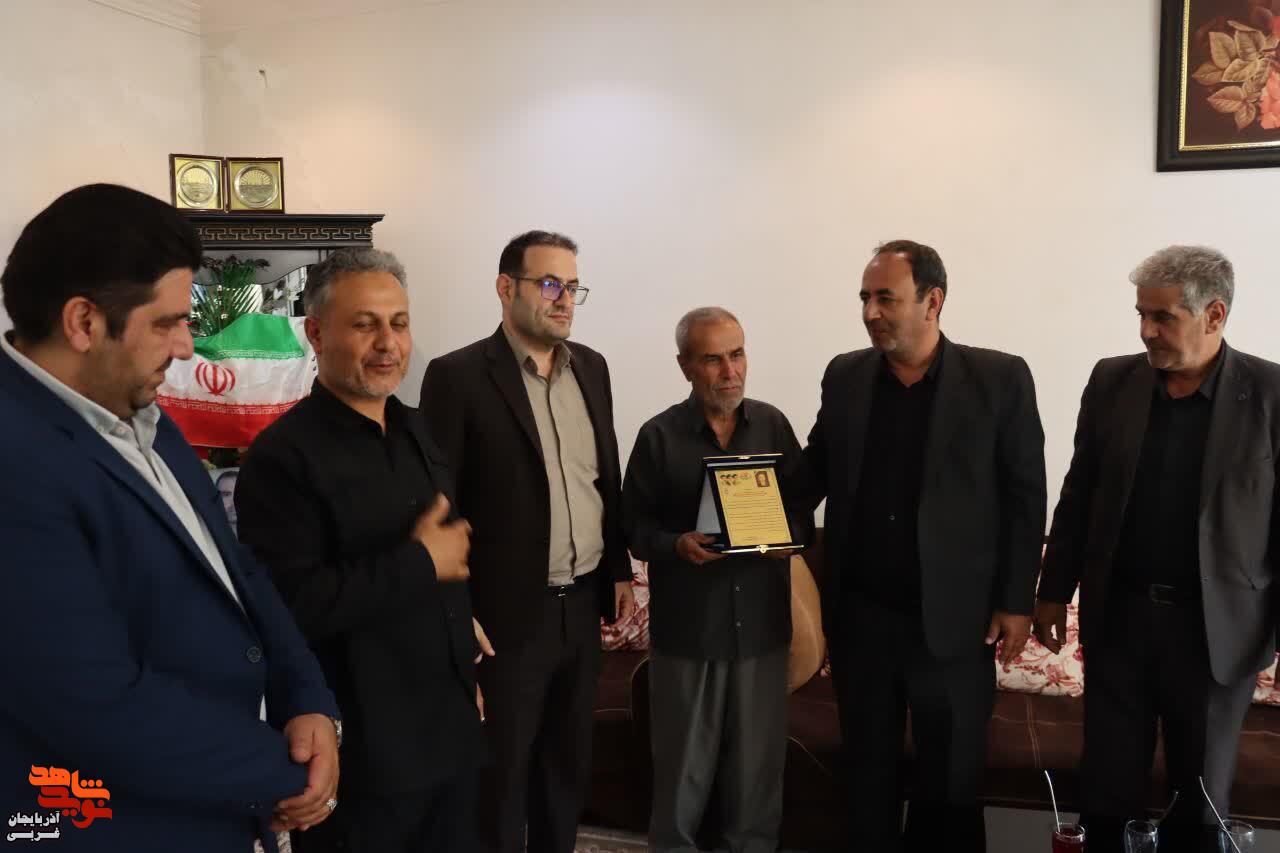 دیدار مدیرکل بنیاد شهید و امورایثارگران آذربایجان غربی با خانواده معظم شهید «دلشاد رشید» در اشنویه دیدار مدیرکل بنیاد شهید و امورایثارگران آذربایجان غربی با خانواده معظم شهید «دلشاد رشید» در اشنویه