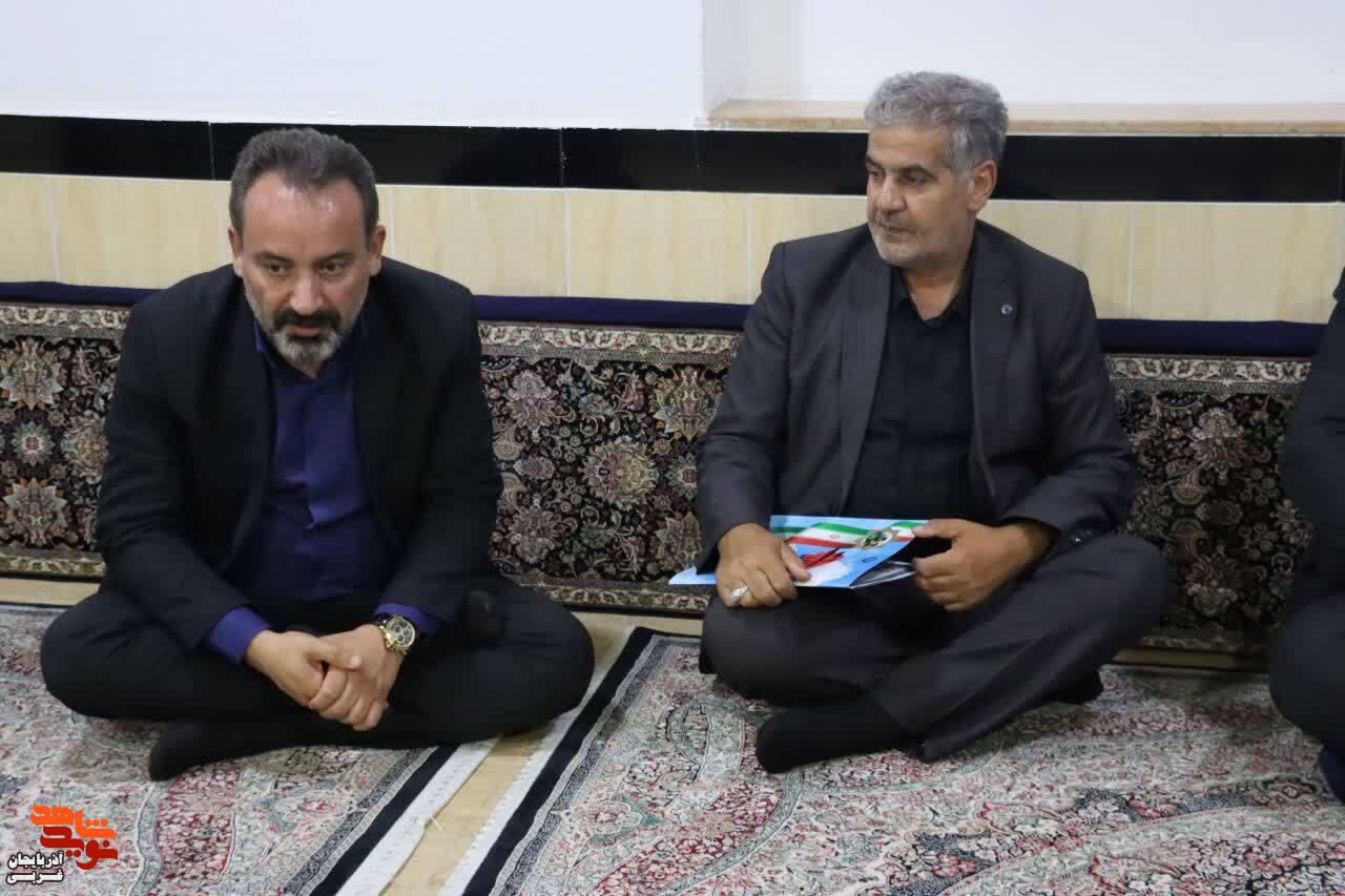 دیدار مدیرکل بنیاد شهید و امورایثارگران آذربایجان غربی با خانواده معظم شهید «گلابی افشین» در پیرانشهر دیدار مدیرکل بنیاد شهید و امورایثارگران آذربایجان غربی با خانواده معظم شهید «گلابی افشین» در پیرانشهر