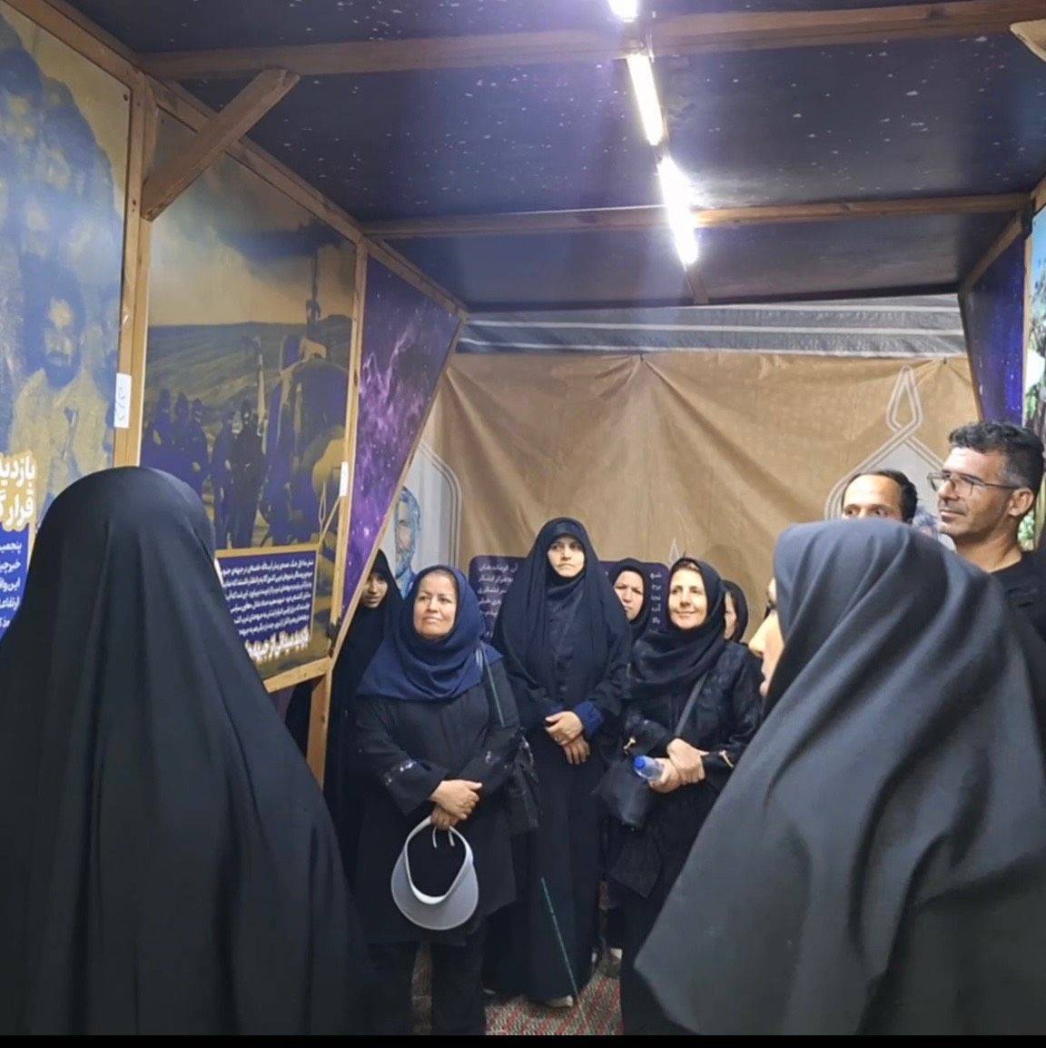 موزه سیار «در لباس سربازی» در مسیر اربعین؛ روایت سیره دفاعی قائد شهید امت برای زائران حسینی موزه سیار «در لباس سربازی» در مسیر اربعین؛ روایت سیره دفاعی قائد شهید امت برای زائران حسینی