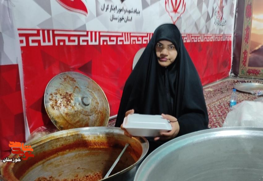 میزبانی صمیمانه مادر شهید «ابوالفضل جلالی» از زوار حسینی در مرز چذابه میزبانی صمیمانه مادر شهید «ابوالفضل جلالی» از زوار حسینی در مرز چذابه