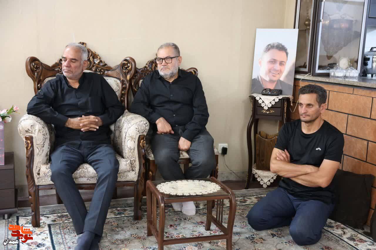 مسئولان میهمان خانواده شهید «امیرعباس درهم فروش» شدند مسئولان میهمان خانواده شهید «امیرعباس درهم فروش» شدند