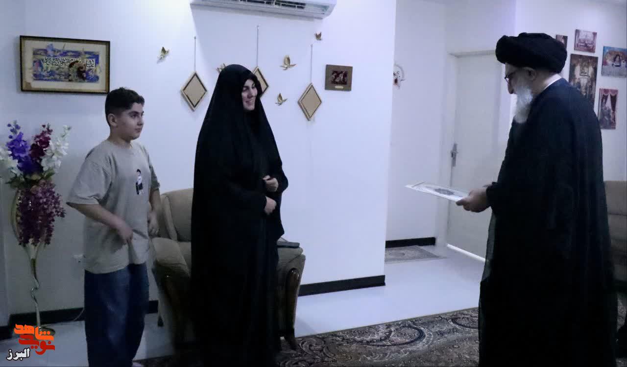 نماینده ولیفقیه در البرز با خانواده شهدای حمله رژیم صهیونیستی دیدار کرد؛ تأکید بر صیانت از فرهنگ ایثار و تکریم خانوادههای شهدا نماینده ولیفقیه در البرز با خانواده شهدای حمله رژیم صهیونیستی دیدار کرد؛ تأکید بر صیانت از فرهنگ ایثار و تکریم خانوادههای شهدا
