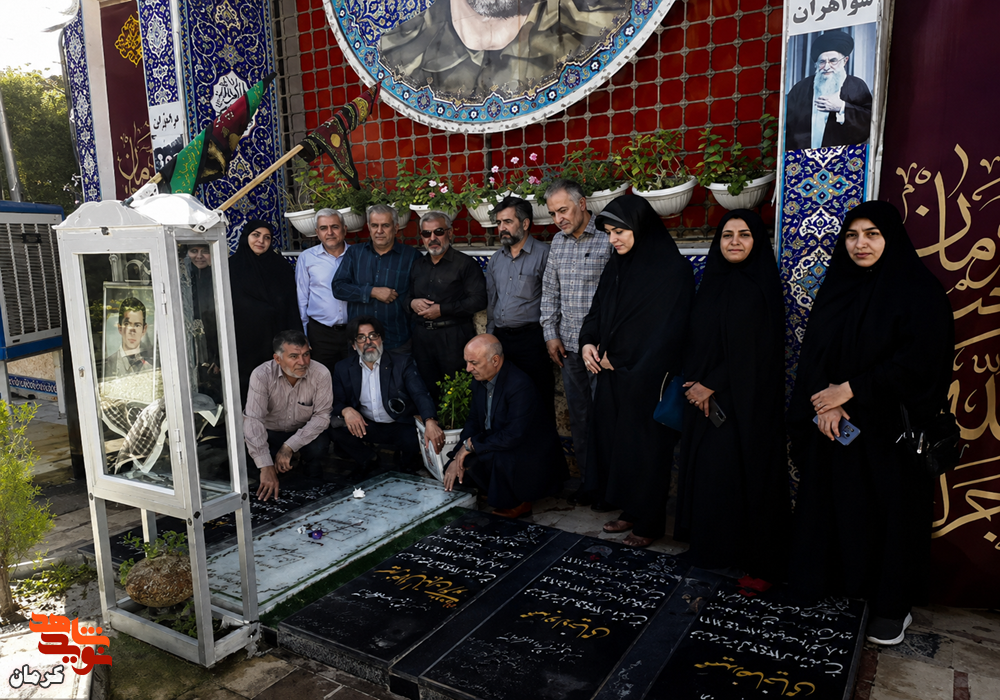 خبرنگاران کرمانی بر سر مزار شهدا؛ روایتگری برای ادامه یک راه خبرنگاران کرمانی بر سر مزار شهدا؛ روایتگری برای ادامه یک راه