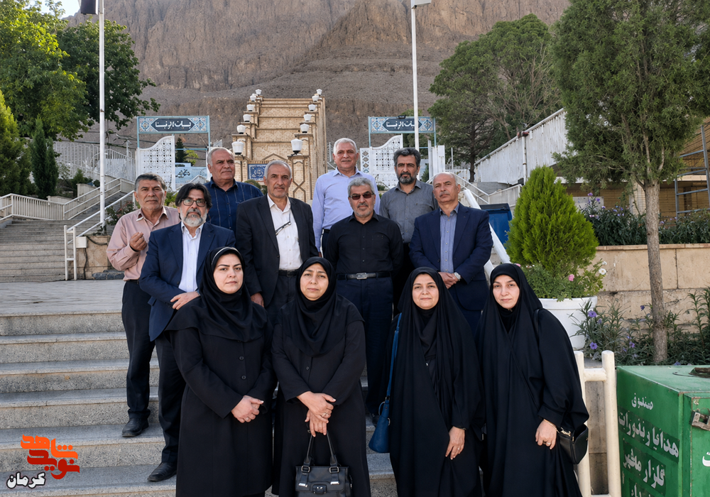 خبرنگاران کرمانی بر سر مزار شهدا؛ روایتگری برای ادامه یک راه خبرنگاران کرمانی بر سر مزار شهدا؛ روایتگری برای ادامه یک راه